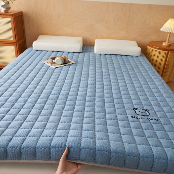 91家纺网 家纺一手货源 找家纺 喜她床垫 2025新款保暖牛奶绒抗压棉床垫（专版烫画） 牛奶绒蓝（8cm）