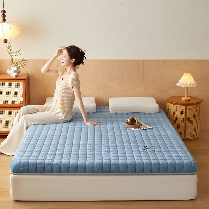 91家纺网 家纺一手货源 找家纺 喜她床垫 2025新款保暖牛奶绒抗压棉床垫（专版烫画） 牛奶绒蓝（8cm）