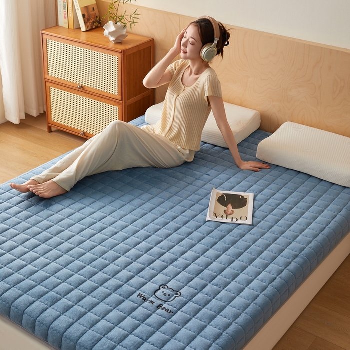 91家纺网 家纺一手货源 找家纺 喜她床垫 2025新款保暖牛奶绒抗压棉床垫（专版烫画） 牛奶绒蓝（8cm）