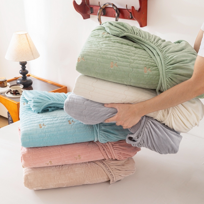 91家纺网 家纺一手货源 找家纺 佳笠家居 2025新款婴儿绒宝宝绒樱桃刺绣夹棉床笠 组合图仅供参考不可下单