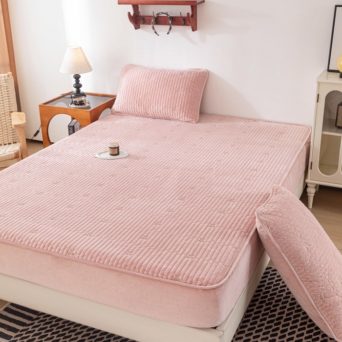 91家纺网 家纺一手货源 找家纺 佳笠家居 2025新款婴儿绒宝宝绒樱桃刺绣夹棉床笠 藕粉色