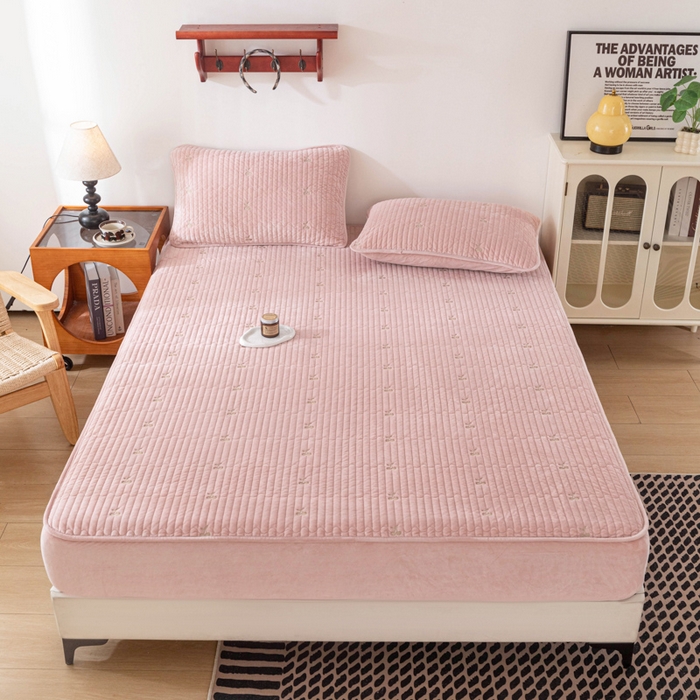 91家纺网 家纺一手货源 找家纺 佳笠家居 2025新款婴儿绒宝宝绒樱桃刺绣夹棉床笠 藕粉色