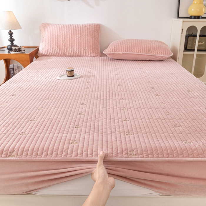 91家纺网 家纺一手货源 找家纺 佳笠家居 2025新款婴儿绒宝宝绒樱桃刺绣夹棉床笠 藕粉色