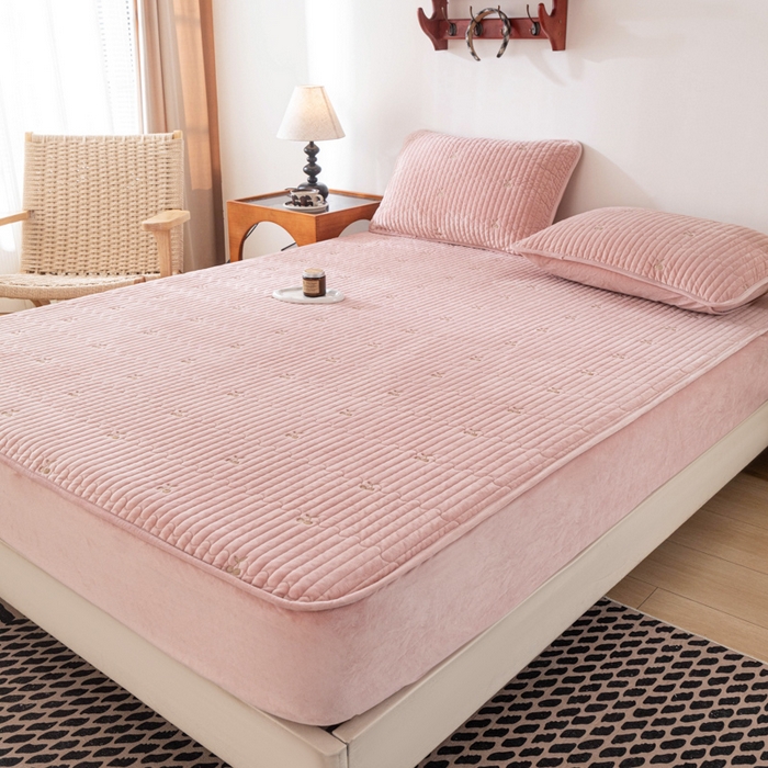 91家纺网 家纺一手货源 找家纺 佳笠家居 2025新款婴儿绒宝宝绒樱桃刺绣夹棉床笠 藕粉色