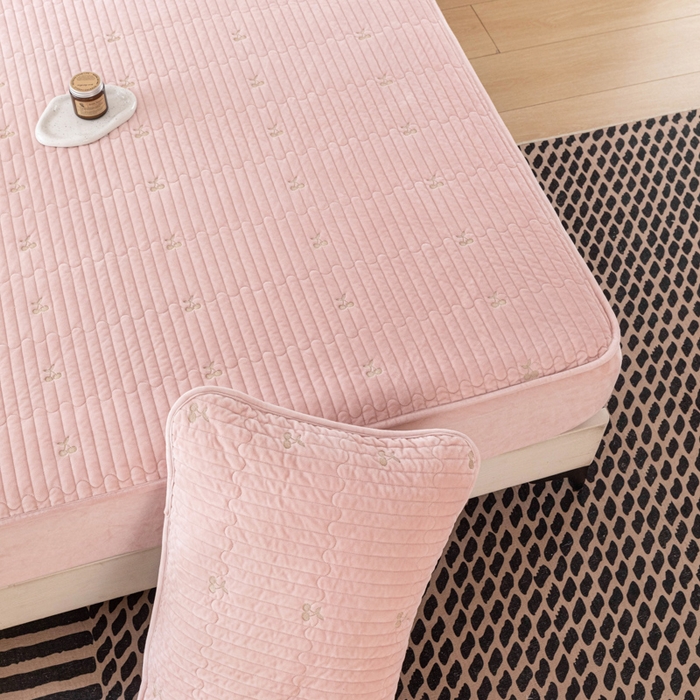 91家纺网 家纺一手货源 找家纺 佳笠家居 2025新款婴儿绒宝宝绒樱桃刺绣夹棉床笠 藕粉色