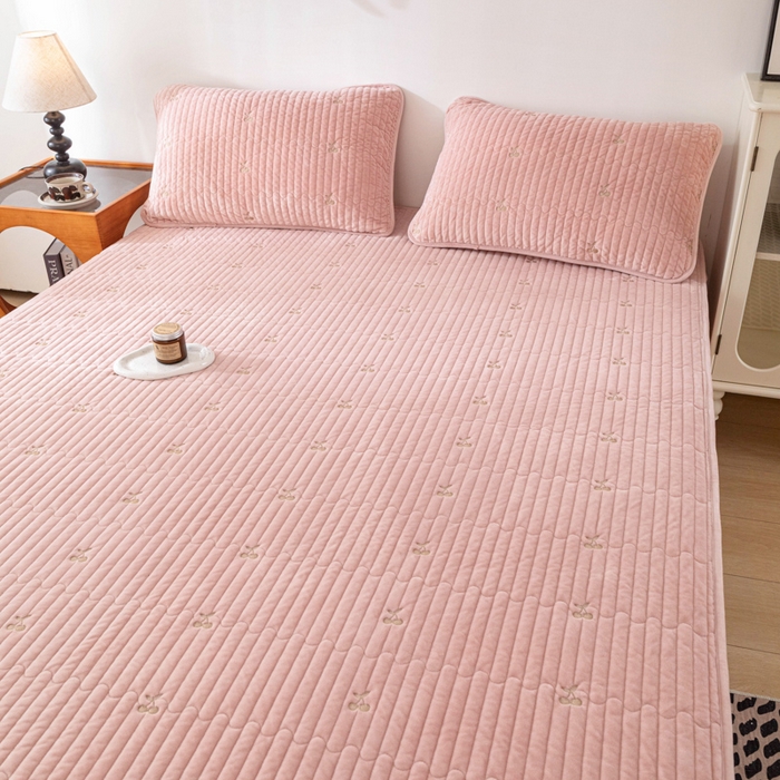 91家纺网 家纺一手货源 找家纺 佳笠家居 2025新款婴儿绒宝宝绒樱桃刺绣夹棉床笠 藕粉色