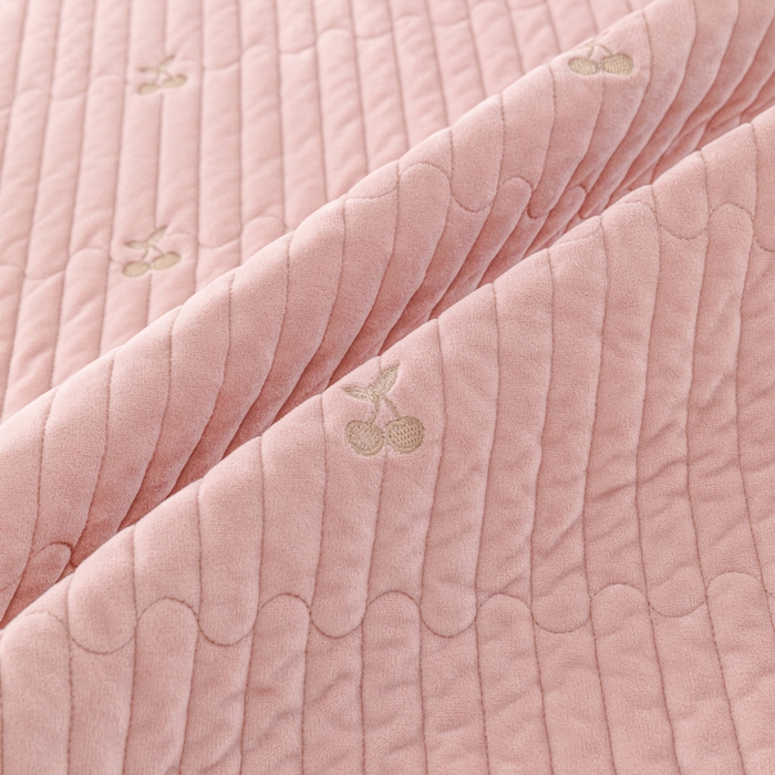 91家纺网 家纺一手货源 找家纺 佳笠家居 2025新款婴儿绒宝宝绒樱桃刺绣夹棉床笠 藕粉色