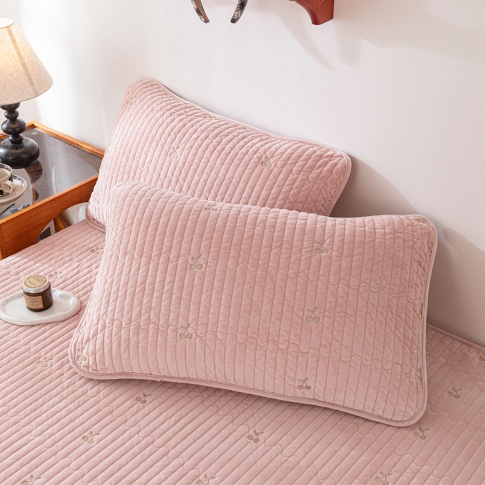 91家纺网 家纺一手货源 找家纺 佳笠家居 2025新款婴儿绒宝宝绒樱桃刺绣夹棉床笠 藕粉色