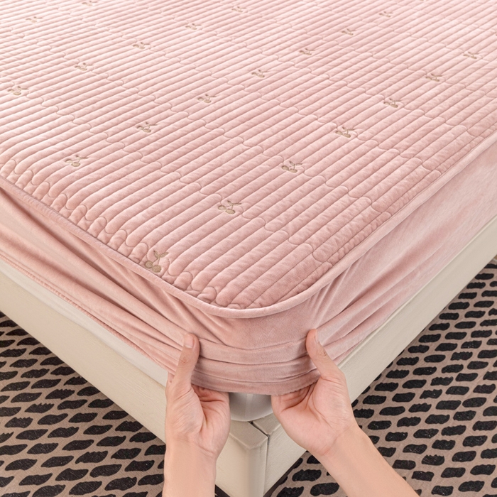 91家纺网 家纺一手货源 找家纺 佳笠家居 2025新款婴儿绒宝宝绒樱桃刺绣夹棉床笠 藕粉色