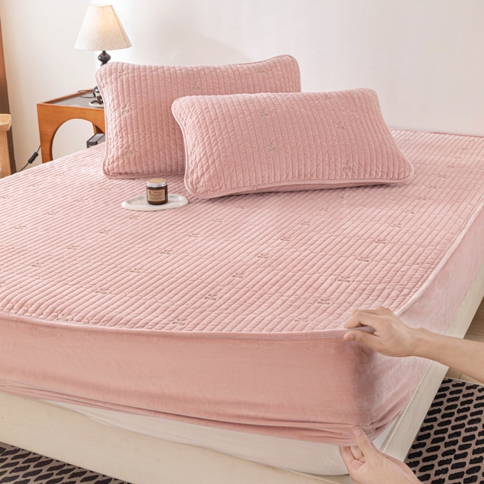 91家纺网 家纺一手货源 找家纺 佳笠家居 2025新款婴儿绒宝宝绒樱桃刺绣夹棉床笠 藕粉色