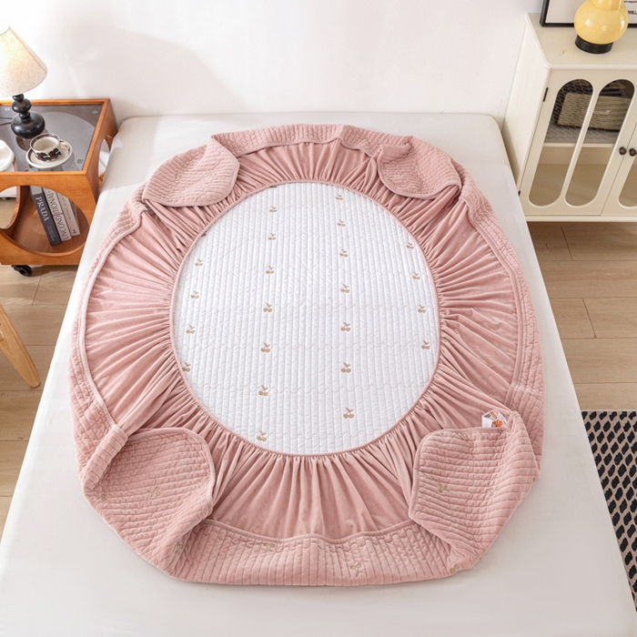 91家纺网 家纺一手货源 找家纺 佳笠家居 2025新款婴儿绒宝宝绒樱桃刺绣夹棉床笠 藕粉色