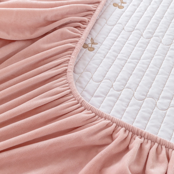 91家纺网 家纺一手货源 找家纺 佳笠家居 2025新款婴儿绒宝宝绒樱桃刺绣夹棉床笠 藕粉色