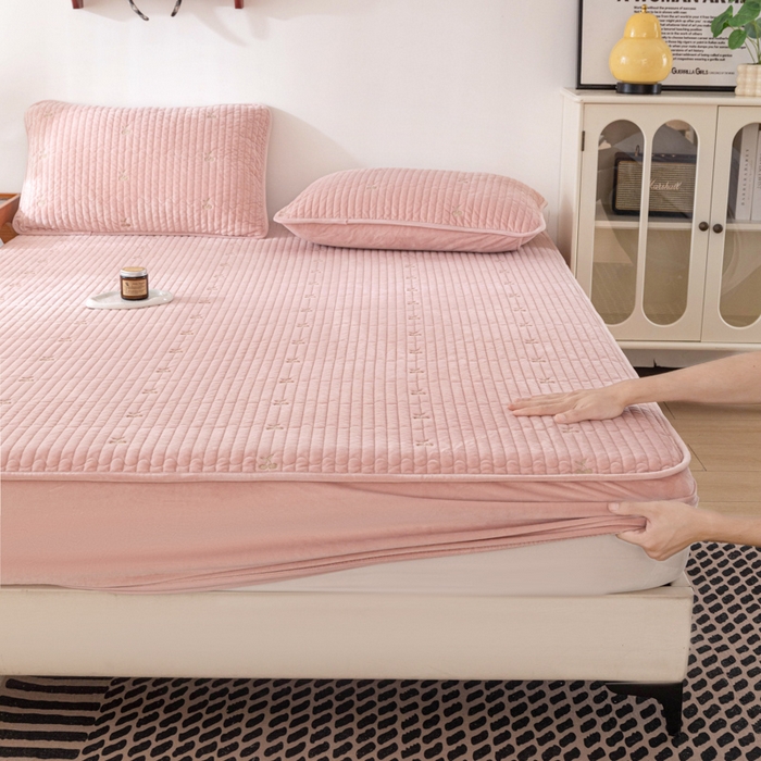 91家纺网 家纺一手货源 找家纺 佳笠家居 2025新款婴儿绒宝宝绒樱桃刺绣夹棉床笠 藕粉色