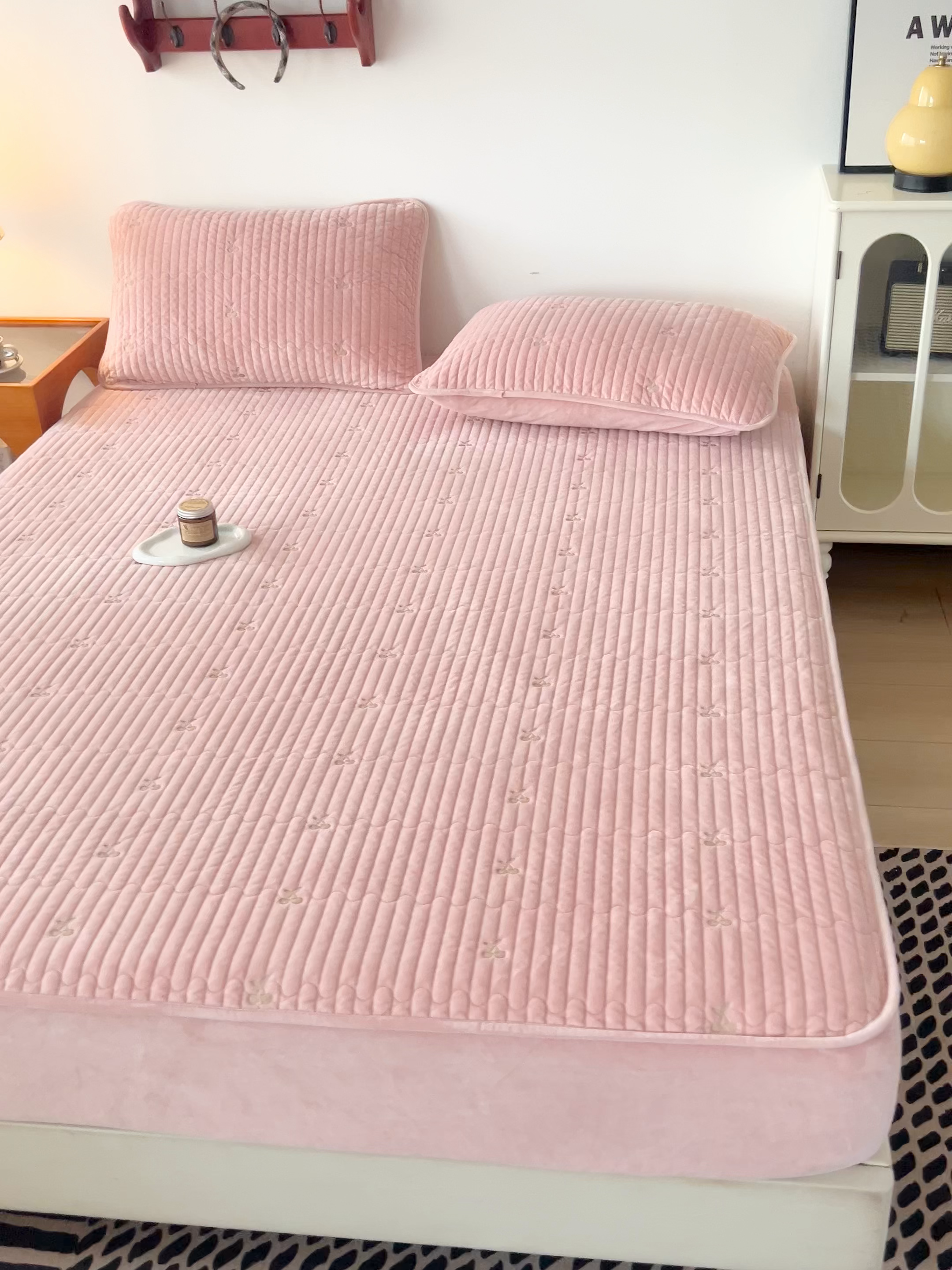 91家纺网 家纺一手货源 找家纺 佳笠家居 2025新款婴儿绒宝宝绒樱桃刺绣夹棉床笠 藕粉色