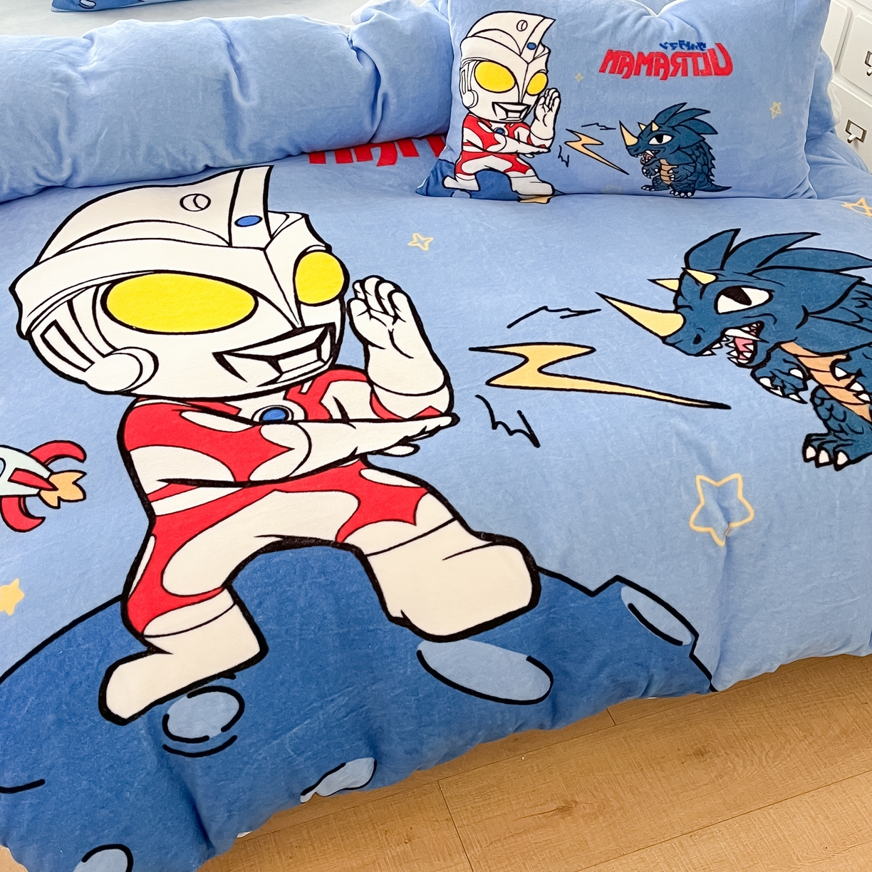 91家纺网 家纺一手货源 找家纺 蘭菲家纺 2025新款奥特曼牛奶绒四件套 奥特曼-闪电