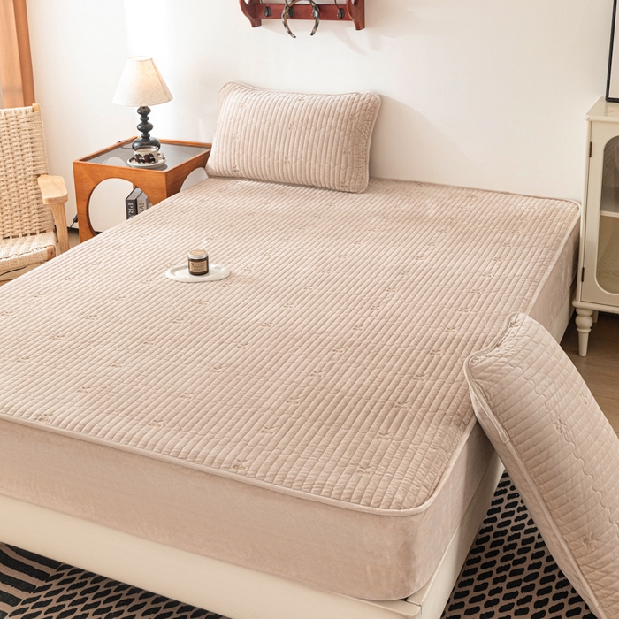 91家纺网 家纺一手货源 找家纺 佳笠家居 2025新款婴儿绒宝宝绒樱桃刺绣夹棉床笠 香槟金