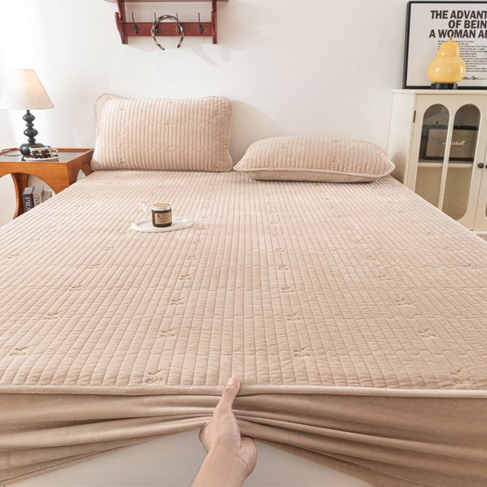 91家纺网 家纺一手货源 找家纺 佳笠家居 2025新款婴儿绒宝宝绒樱桃刺绣夹棉床笠 香槟金