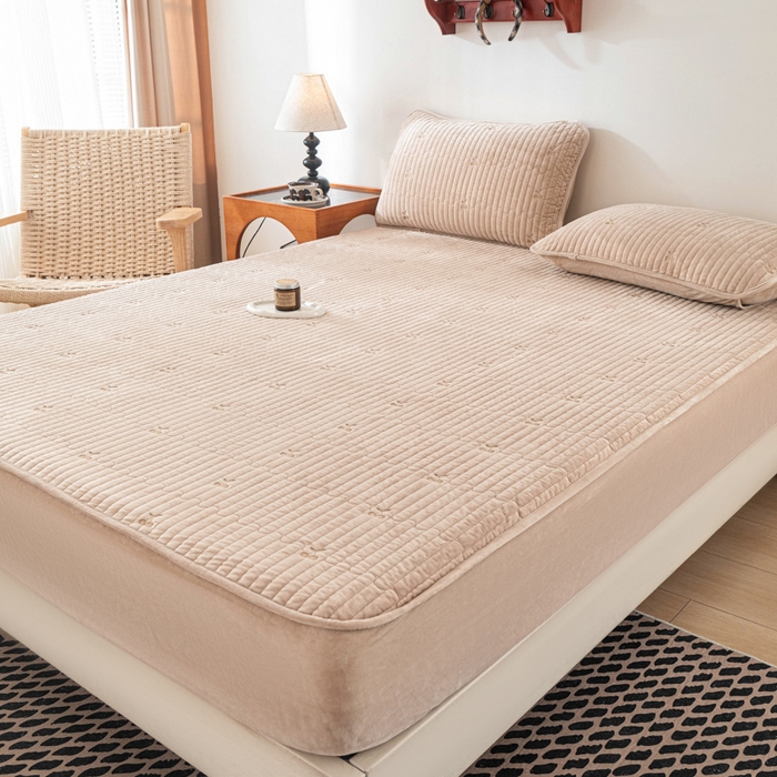 91家纺网 家纺一手货源 找家纺 佳笠家居 2025新款婴儿绒宝宝绒樱桃刺绣夹棉床笠 香槟金