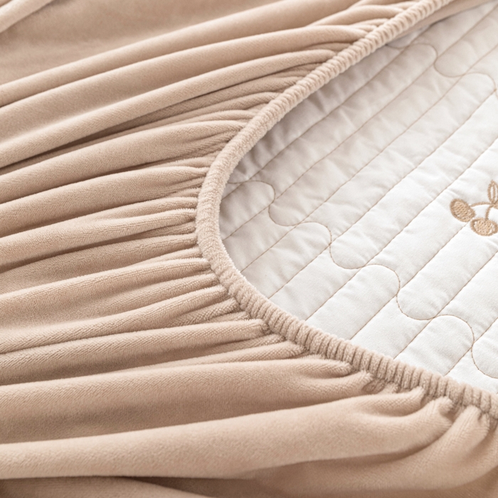 91家纺网 家纺一手货源 找家纺 佳笠家居 2025新款婴儿绒宝宝绒樱桃刺绣夹棉床笠 香槟金