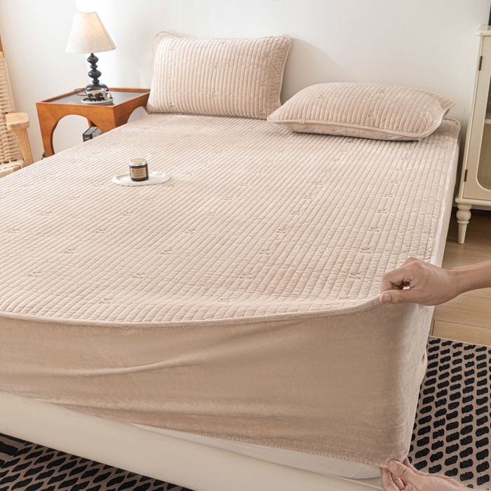 91家纺网 家纺一手货源 找家纺 佳笠家居 2025新款婴儿绒宝宝绒樱桃刺绣夹棉床笠 香槟金