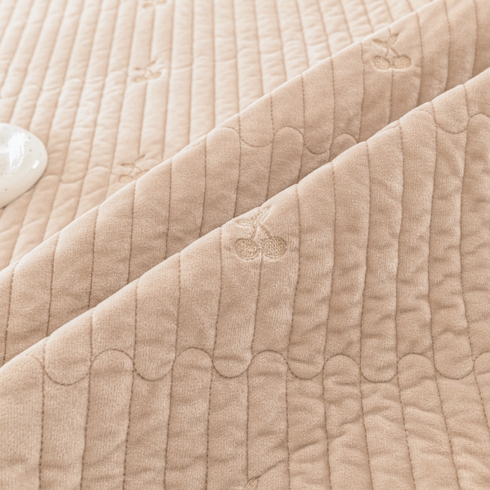 91家纺网 家纺一手货源 找家纺 佳笠家居 2025新款婴儿绒宝宝绒樱桃刺绣夹棉床笠 香槟金