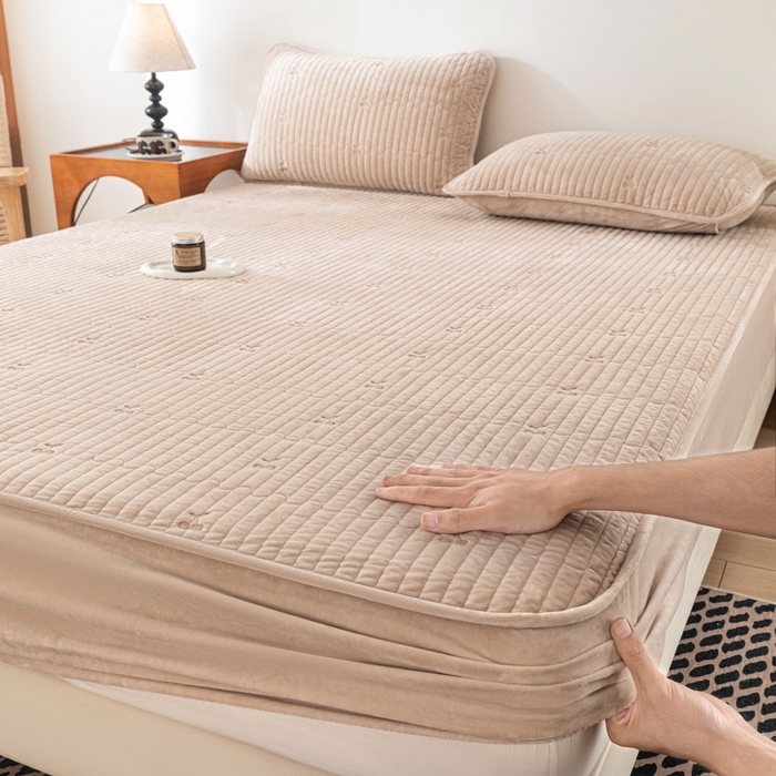 91家纺网 家纺一手货源 找家纺 佳笠家居 2025新款婴儿绒宝宝绒樱桃刺绣夹棉床笠 香槟金