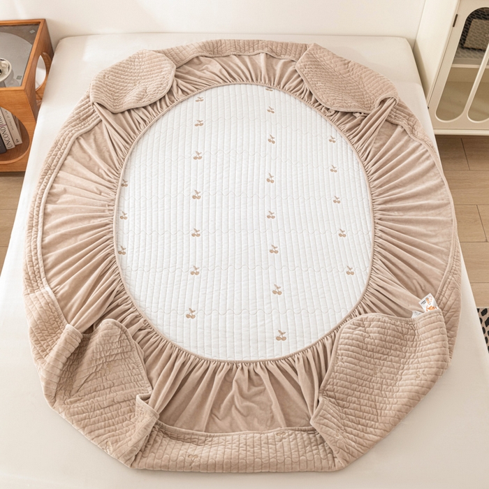 91家纺网 家纺一手货源 找家纺 佳笠家居 2025新款婴儿绒宝宝绒樱桃刺绣夹棉床笠 香槟金