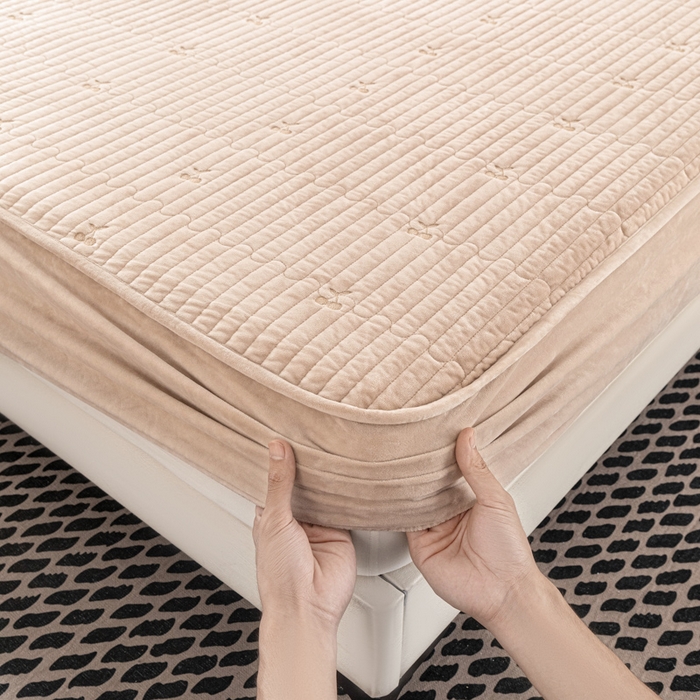 91家纺网 家纺一手货源 找家纺 佳笠家居 2025新款婴儿绒宝宝绒樱桃刺绣夹棉床笠 香槟金