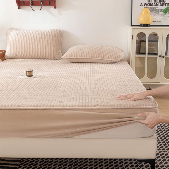 91家纺网 家纺一手货源 找家纺 佳笠家居 2025新款婴儿绒宝宝绒樱桃刺绣夹棉床笠 香槟金