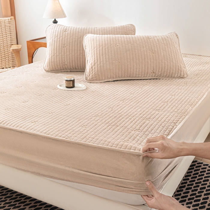 91家纺网 家纺一手货源 找家纺 佳笠家居 2025新款婴儿绒宝宝绒樱桃刺绣夹棉床笠 香槟金