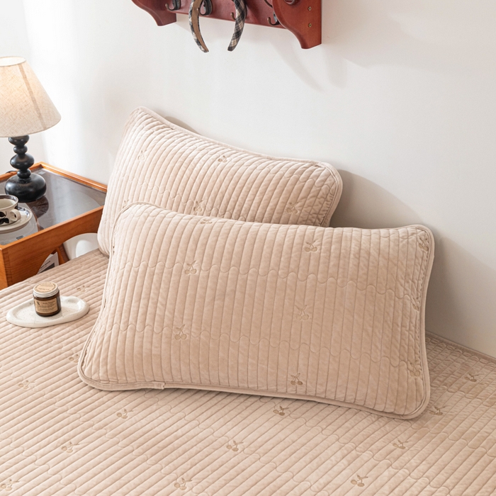 91家纺网 家纺一手货源 找家纺 佳笠家居 2025新款婴儿绒宝宝绒樱桃刺绣夹棉床笠 香槟金