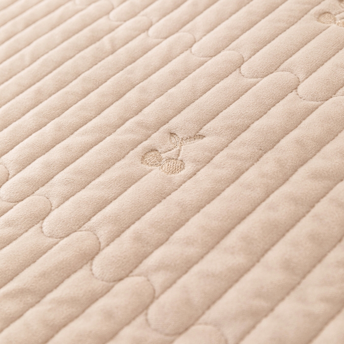 91家纺网 家纺一手货源 找家纺 佳笠家居 2025新款婴儿绒宝宝绒樱桃刺绣夹棉床笠 香槟金