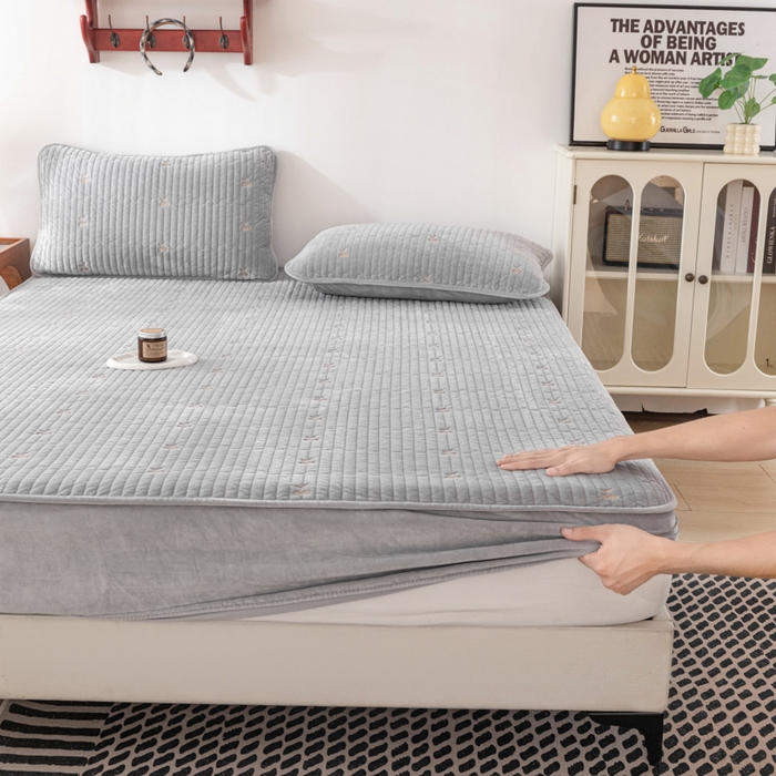 91家纺网 家纺一手货源 找家纺 佳笠家居 2025新款婴儿绒宝宝绒樱桃刺绣夹棉床笠 高级灰