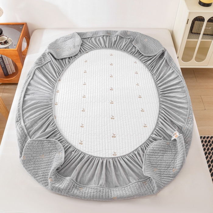 91家纺网 家纺一手货源 找家纺 佳笠家居 2025新款婴儿绒宝宝绒樱桃刺绣夹棉床笠 高级灰