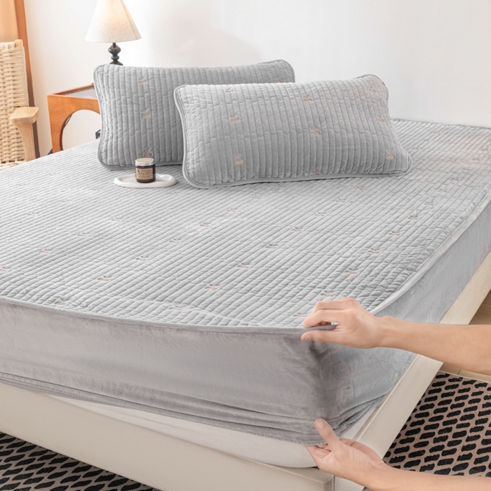 91家纺网 家纺一手货源 找家纺 佳笠家居 2025新款婴儿绒宝宝绒樱桃刺绣夹棉床笠 高级灰