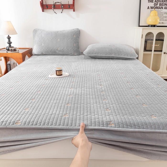 91家纺网 家纺一手货源 找家纺 佳笠家居 2025新款婴儿绒宝宝绒樱桃刺绣夹棉床笠 高级灰