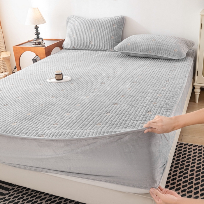 91家纺网 家纺一手货源 找家纺 佳笠家居 2025新款婴儿绒宝宝绒樱桃刺绣夹棉床笠 高级灰