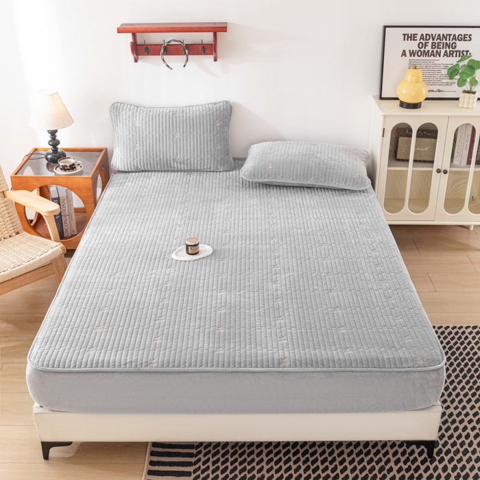 91家纺网 家纺一手货源 找家纺 佳笠家居 2025新款婴儿绒宝宝绒樱桃刺绣夹棉床笠 高级灰