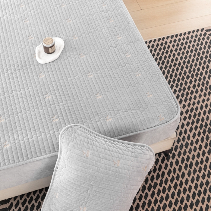 91家纺网 家纺一手货源 找家纺 佳笠家居 2025新款婴儿绒宝宝绒樱桃刺绣夹棉床笠 高级灰