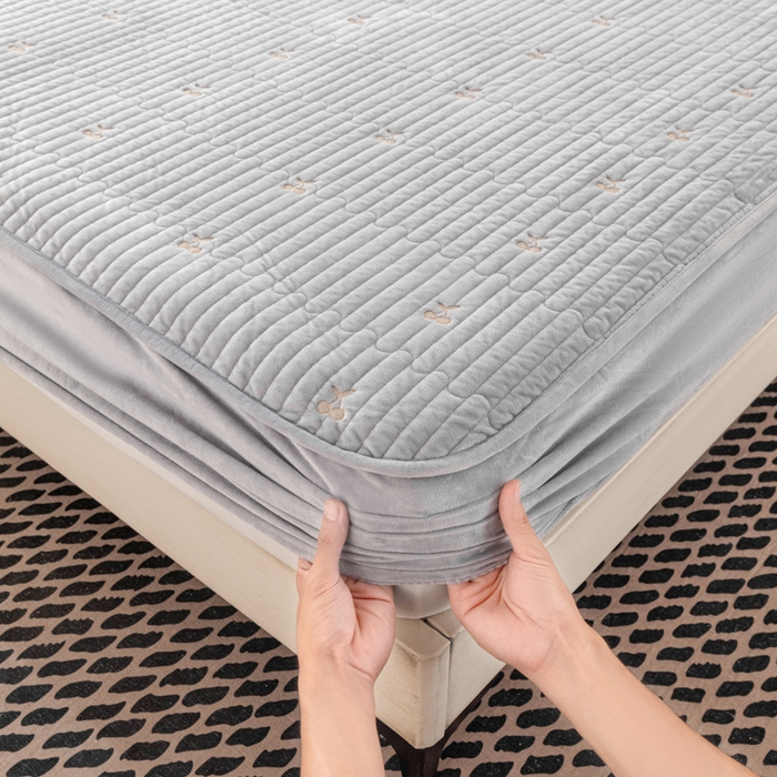 91家纺网 家纺一手货源 找家纺 佳笠家居 2025新款婴儿绒宝宝绒樱桃刺绣夹棉床笠 高级灰