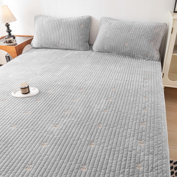 91家纺网 家纺一手货源 找家纺 佳笠家居 2025新款婴儿绒宝宝绒樱桃刺绣夹棉床笠 高级灰