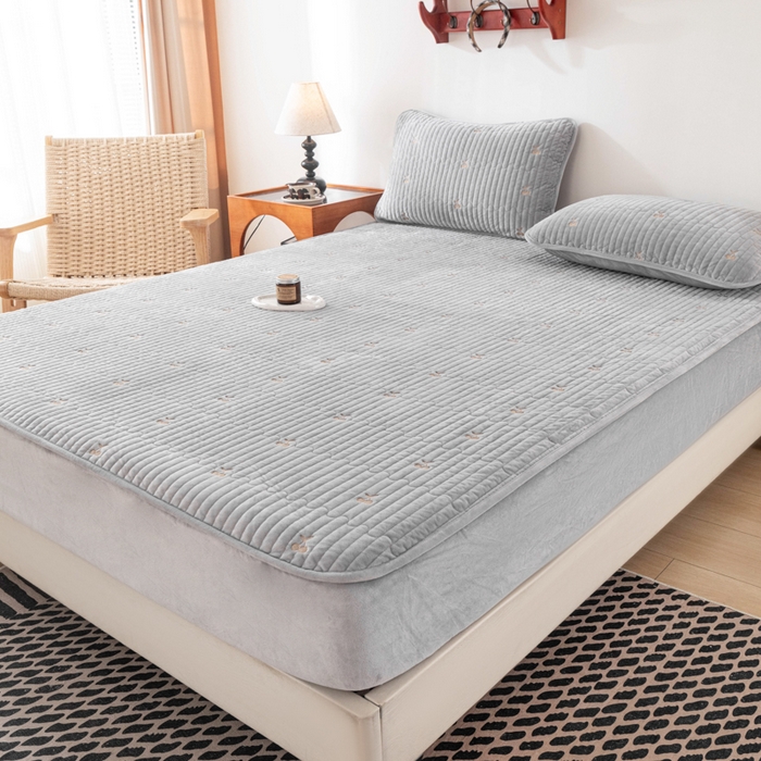 91家纺网 家纺一手货源 找家纺 佳笠家居 2025新款婴儿绒宝宝绒樱桃刺绣夹棉床笠 高级灰