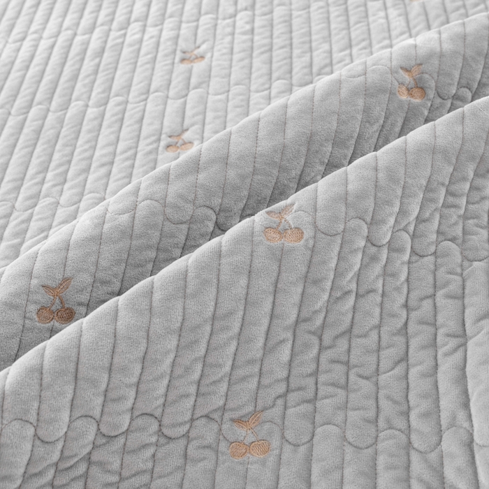 91家纺网 家纺一手货源 找家纺 佳笠家居 2025新款婴儿绒宝宝绒樱桃刺绣夹棉床笠 高级灰