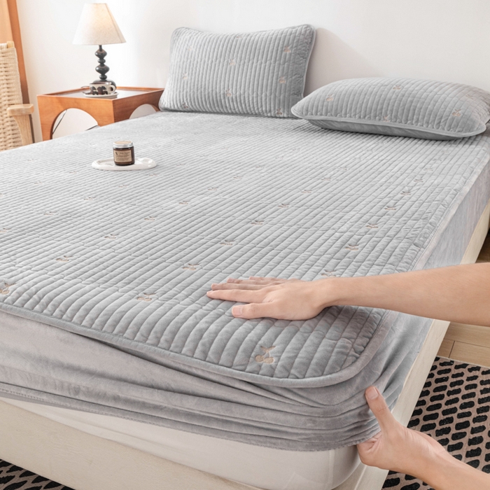 91家纺网 家纺一手货源 找家纺 佳笠家居 2025新款婴儿绒宝宝绒樱桃刺绣夹棉床笠 高级灰