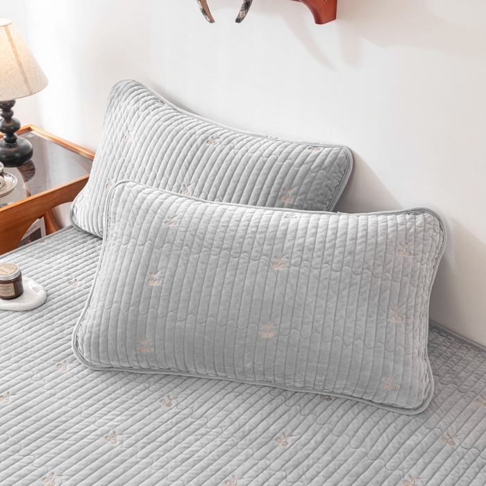 91家纺网 家纺一手货源 找家纺 佳笠家居 2025新款婴儿绒宝宝绒樱桃刺绣夹棉床笠 高级灰