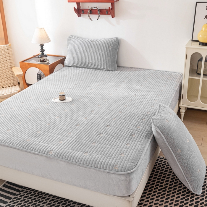 91家纺网 家纺一手货源 找家纺 佳笠家居 2025新款婴儿绒宝宝绒樱桃刺绣夹棉床笠 高级灰