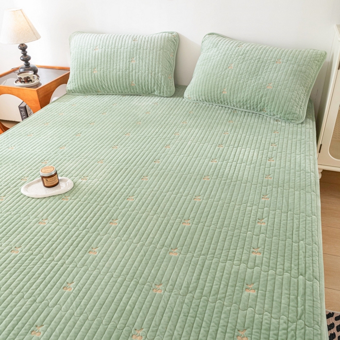 91家纺网 家纺一手货源 找家纺 佳笠家居 2025新款婴儿绒宝宝绒樱桃刺绣夹棉床笠 青柠色