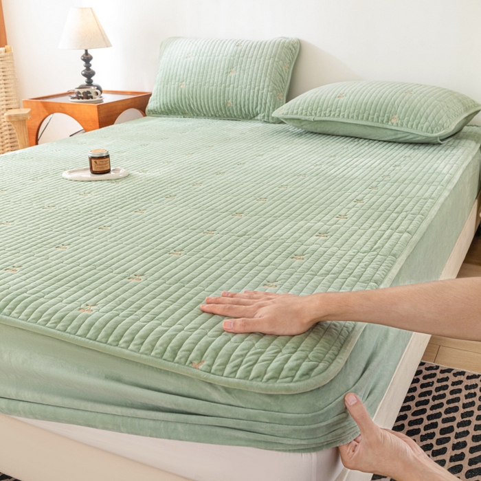 91家纺网 家纺一手货源 找家纺 佳笠家居 2025新款婴儿绒宝宝绒樱桃刺绣夹棉床笠 青柠色