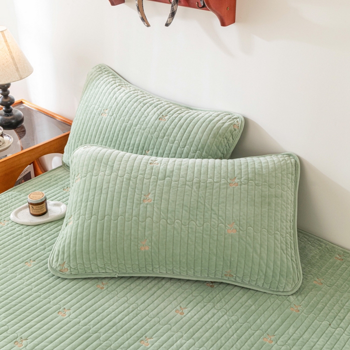 91家纺网 家纺一手货源 找家纺 佳笠家居 2025新款婴儿绒宝宝绒樱桃刺绣夹棉床笠 青柠色