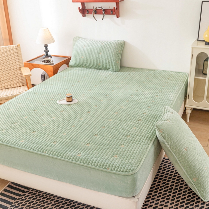 91家纺网 家纺一手货源 找家纺 佳笠家居 2025新款婴儿绒宝宝绒樱桃刺绣夹棉床笠 青柠色